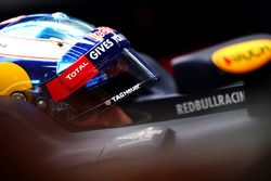 Daniel Ricciardo, Red Bull Racing se sienta en su coche en el garaje