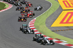 Start: Nico Rosberg, Mercedes AMG F1 W07, führt vor Lewis Hamilton, Mercedes AMG F1 W07 Hybrid