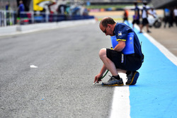 Ein Reifeningenieur von Michelin misst die Asphalttemperatur