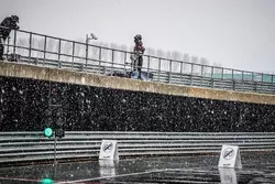 Schnee in der Boxengasse