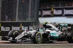 Ganador de la carrera Nico Rosberg, híbrido de Mercedes AMG F1 W07 celebra el final de la carrera