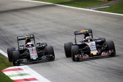 Борьба за позицию: Дженсон Баттон, McLaren, и Карлос Сайнс-мл., Scuderia Toro Rosso STR11