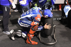 Хорхе Лоренсо, Movistar Yamaha MotoGP, Yamaha, в закритому парку цілує колесо