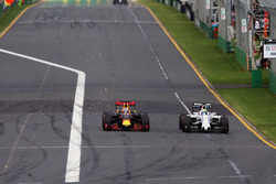 Daniel Ricciardo, Red Bull Racing RB12 e Felipe Massa, Williams FW38 lottano per la posizione