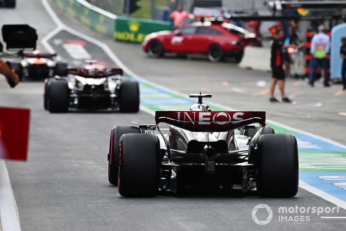 Lewis Hamilton, Mercedes F1 W14, en boxes