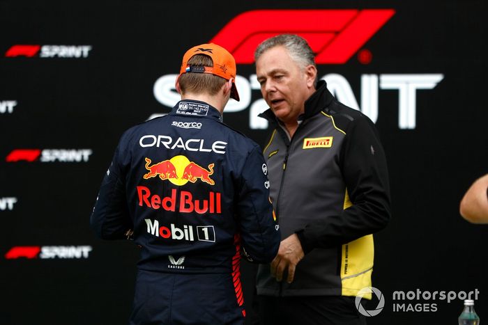 Mario Isola, Racing Manager, Pirelli Motorsport, entrega a Max Verstappen, Red Bull Racing, la gorra Pirelli del Sprint Shootout.