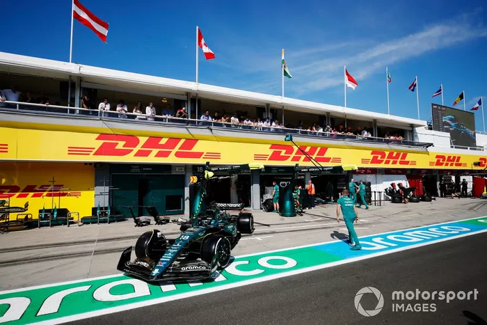 Lance Stroll, Aston Martin AMR23, sale del garaje