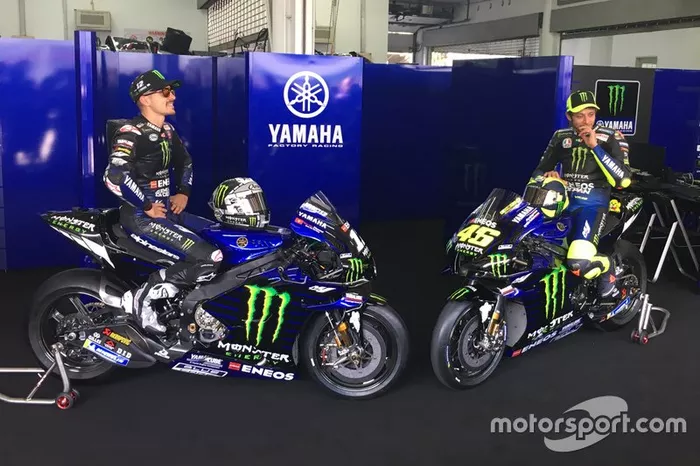 Maverick Vinales e Valentino Rossi com a nova M1 da Yamaha Factory Racing