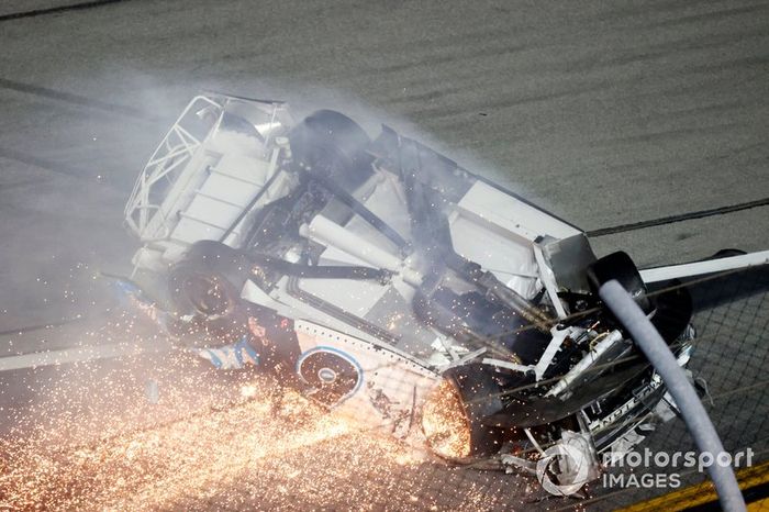 El accidente de Ryan Newman, Roush Fenway Racing, Ford Mustang Koch Industries en la última vuelta