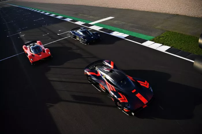 Max Verstappen y Alexander Albon, pilotos de Red Bull Racing, disfrutan del Red Bull Racing Aston Martin Valkyrie