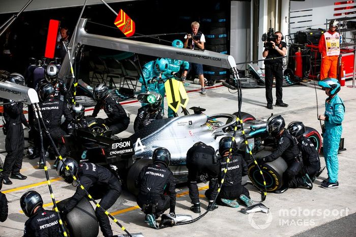 Mercedes decidió parar de nuevo a Hamilton para montarle blandas nuevas, pero el inglés volvió cuarto, por detrás de Verstappen, Albon y Gasly 
