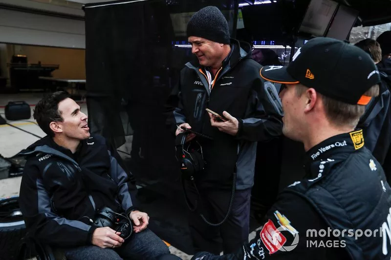 Oliver Askew, Arrow McLaren SP Honda chats with Gil de Ferran and Robert Wickens