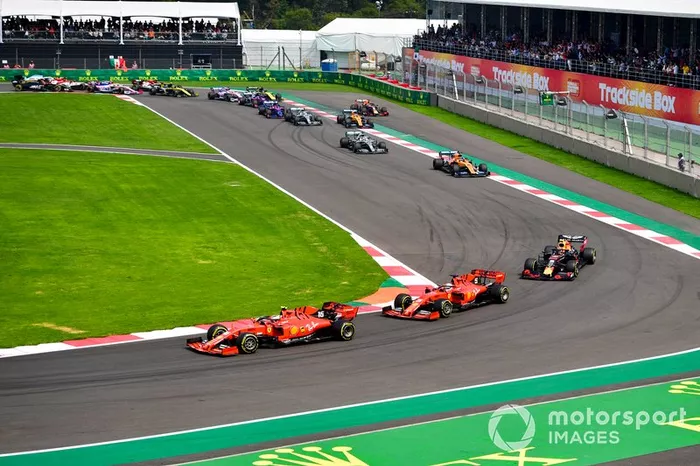 Charles Leclerc, Ferrari SF90,  Sebastian Vettel, Ferrari SF90 and Alexander Albon, Red Bull RB15 al inicio