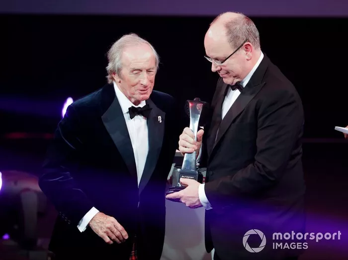 El premio Gregor Grant para el Gran Premio de Mónaco es recibido por el Príncipe Alberto II de Mónaco y presentado por Sir Jackie Stewart