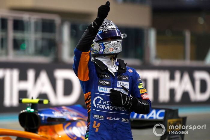 Lando Norris, McLaren, llega a la parrilla de salida después de asegurarse el tercer puesto en la parrilla 