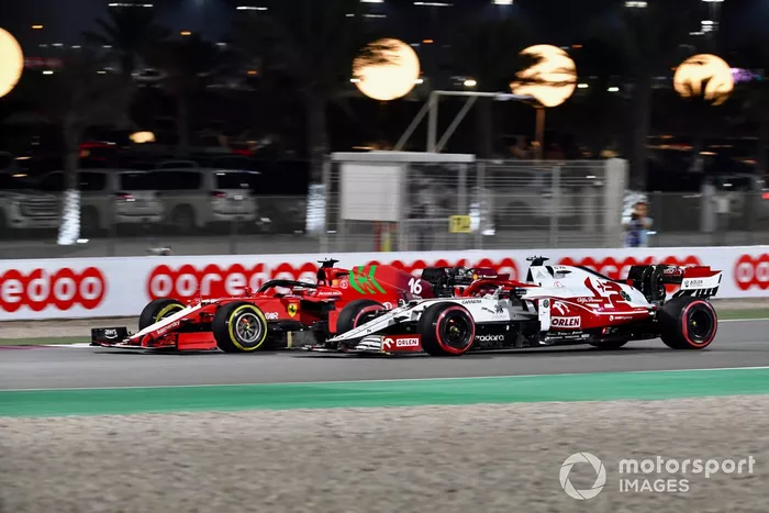 Charles Leclerc, Ferrari SF21, lucha con Kimi Raikkonen, Alfa Romeo Racing C41