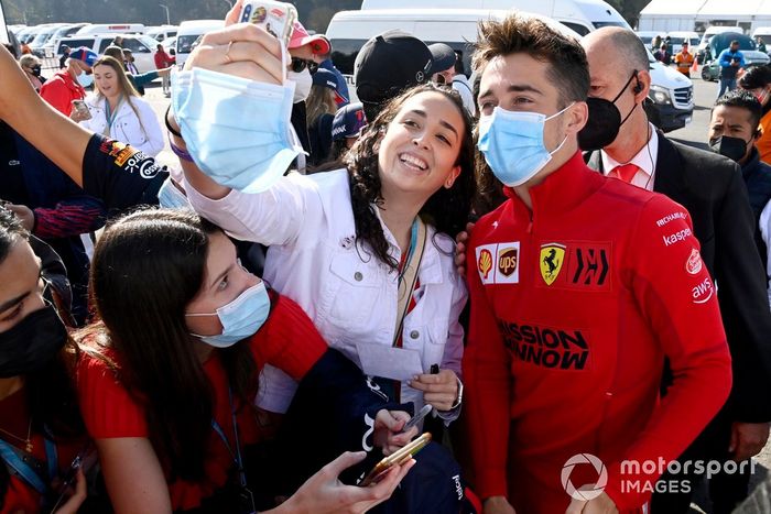 Charles Leclerc, Ferrari posa para un selfie con sus fans