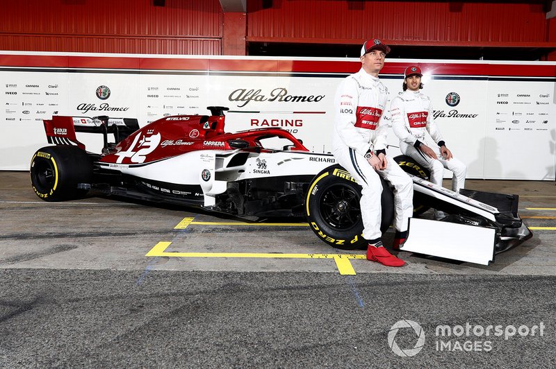Kimi Raikkonen, Alfa Romeo Racing et Antonio Giovinazzi, Alfa Romeo Racing avec la nouvelle Alfa Romeo Racing C38