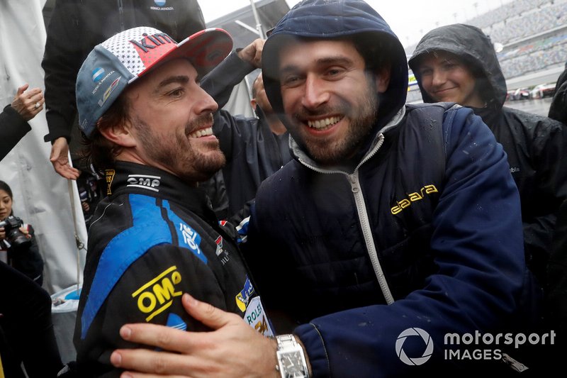 Fernando Alonso es felicitado tras su victoria en Daytona