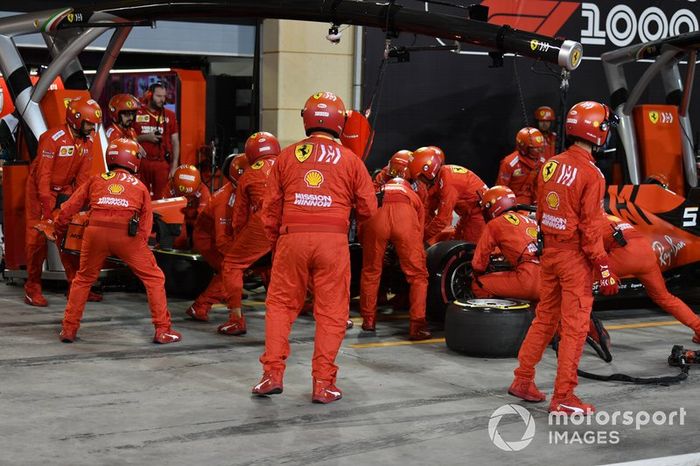 Sebastian Vettel, Ferrari SF90, hace una parada en boxes para sustituir su alerón delantero.