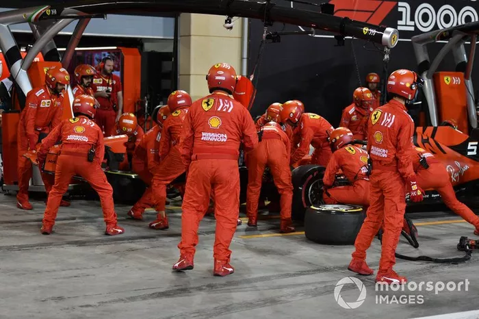 Sebastian Vettel, Ferrari SF90, hace una parada en boxes para sustituir su alerón delantero.