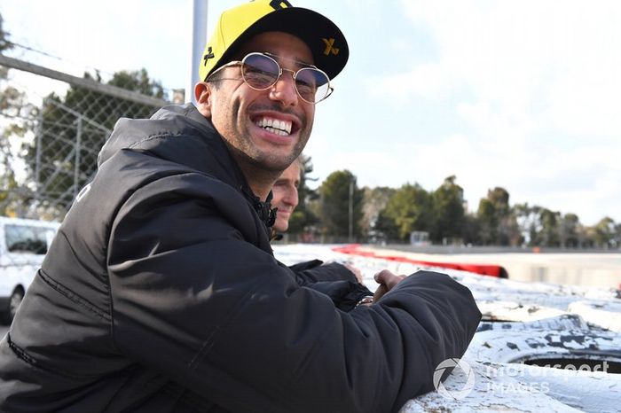 Daniel Ricciardo, Renault F1 Team y Alain Prost, Renault F1 Team Special Advisor ven las acciones