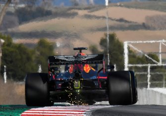 Pierre Gasly, Red Bull Racing RB15, fait des étincelles sur un vibreur