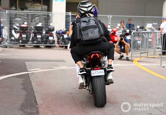 Lewis Hamilton, Mercedes, en moto