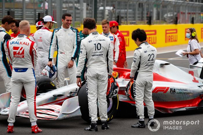 George Russell, Williams, Carlos Sainz Jr., Ferrari, Kimi Raikkonen, Alfa Romeo Racing, Antonio Giovinazzi, Alfa Romeo Racing, Nicholas Latifi, Williams, Pierre Gasly, AlphaTauri, Mick Schumacher, Haas F1, Charles Leclerc, Ferrari y Yuki Tsunoda, AlphaTauri en el evento de lanzamiento del coche de Fórmula 1 de 2022 en la parrilla de Silverstone