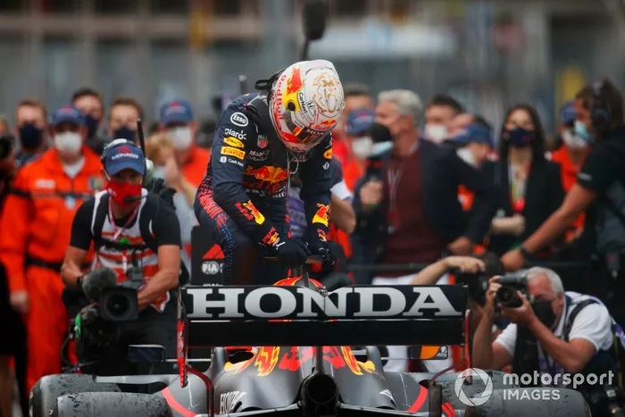 Ganador de la carrera Max Verstappen, Red Bull Racing, celebra en Parc Ferme