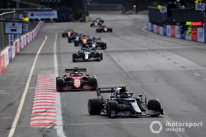 Pierre Gasly, AlphaTauri AT02, Charles Leclerc, Ferrari SF21, Sebastian Vettel, Aston Martin AMR21