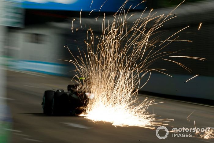 Nico Hulkenberg, Haas VF-23, echa chispas