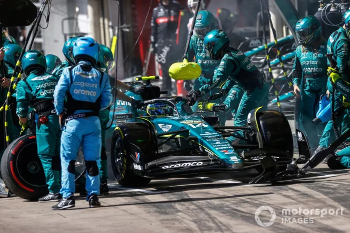 Fernando Alonso, Aston Martin AMR23, en boxes