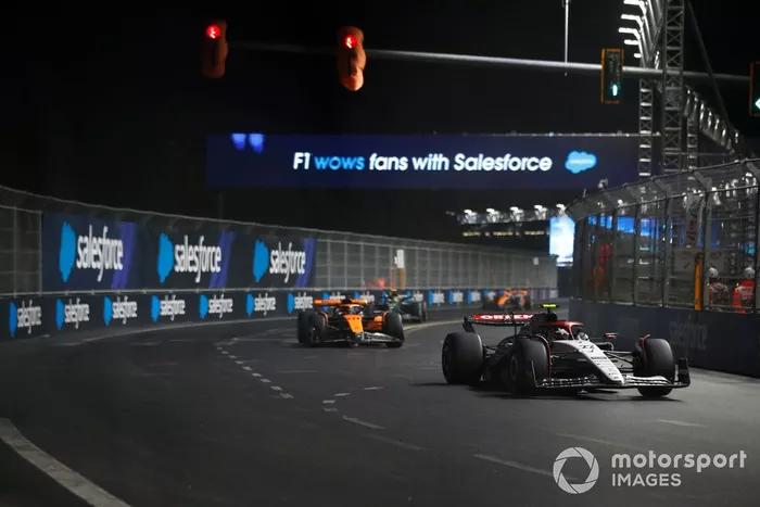 Yuki Tsunoda, AlphaTauri AT04, Oscar Piastri, McLaren MCL60