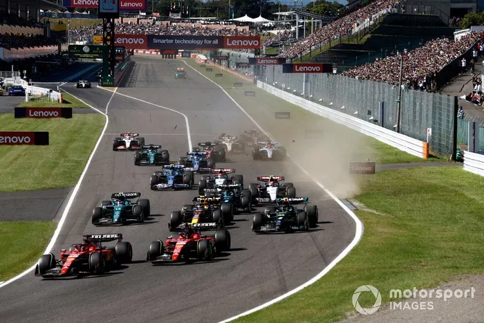 Charles Leclerc, Ferrari SF-23, Carlos Sainz, Ferrari SF-23, Lewis Hamilton, Mercedes F1 W14, Sergio Pérez, Red Bull Racing RB19, el resto de la parrilla al chocar Valtteri Bottas, Alfa Romeo C43, Alex Albon, Williams FW45.