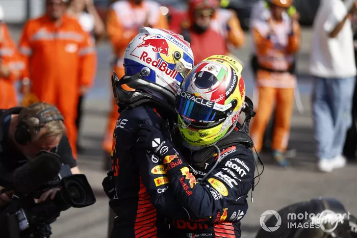 Max Verstappen, Red Bull Racing, 1ª posición, Sergio Pérez, Red Bull Racing, 2ª posición, se felicitan mutuamente en Parc Ferme