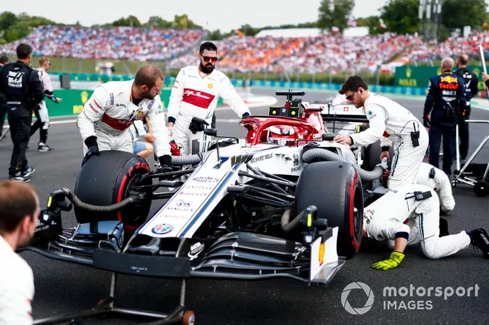 Kimi Raikkonen, Alfa Romeo Racing C38, on the grid with mechanics