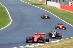 Charles Leclerc, Ferrari SF90, voor Max Verstappen, Red Bull Racing RB15, Sebastian Vettel, Ferrari SF90, en Pierre Gasly, Red Bull Racing RB15