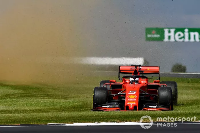 Sebastian Vettel, Ferrari SF90, corre sobre la hierba
