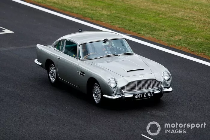 Max Verstappen, Red Bull Racing y Pierre Gasly, Red Bull Racing en el Aston Martin DB5 de James Bond