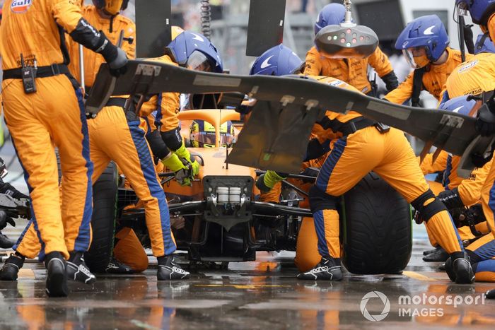 Lando Norris, McLaren MCL35M, cambia su alerón delantero en boxes