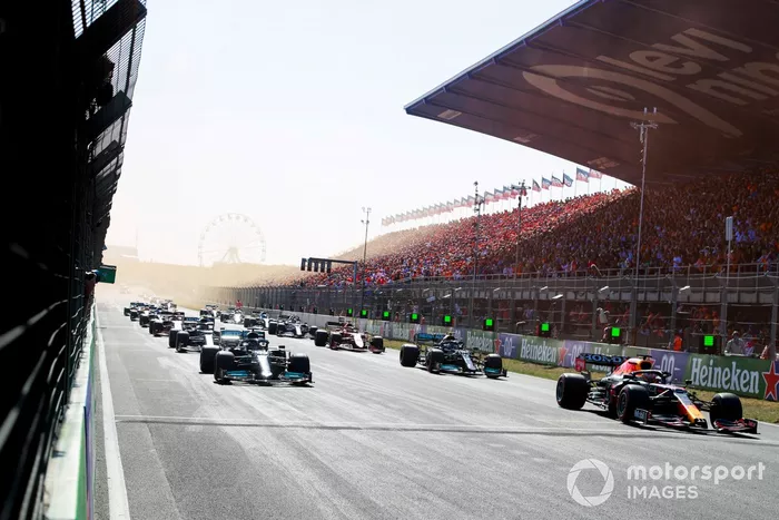 Arrancada Max Verstappen, Red Bull Racing RB16B, Lewis Hamilton, Mercedes W12, Valtteri Bottas, Mercedes W12