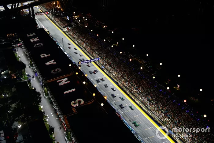 Lando Norris, McLaren MCL38, Max Verstappen, Red Bull Racing RB20, Lewis Hamilton, Mercedes F1 W15, George Russell, Mercedes F1 W15, el resto de la parrilla en la salida.