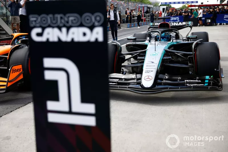 Le poleman George Russell, Mercedes F1 W15, se gare à la première place au Parc Ferme. 