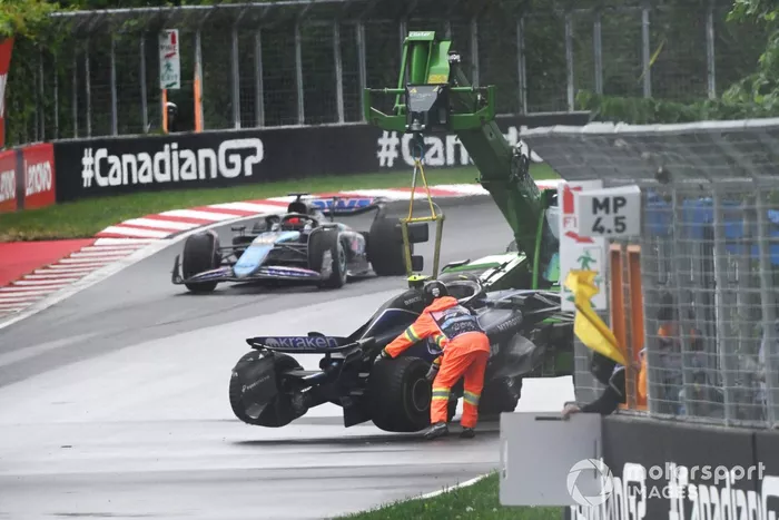 Les commissaires dégagent la voiture de Logan Sargeant, Williams FW46, au passage d'Esteban Ocon, Alpine A524.
