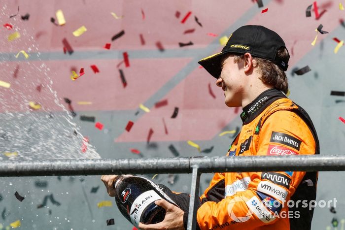 Oscar Piastri, McLaren F1 Team, 3ª posición, rocía champán en celebración 