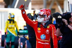 El hombre de la pole, Charles Leclerc, de la Scuderia Ferrari, levanta el pulgar tras la clasificación