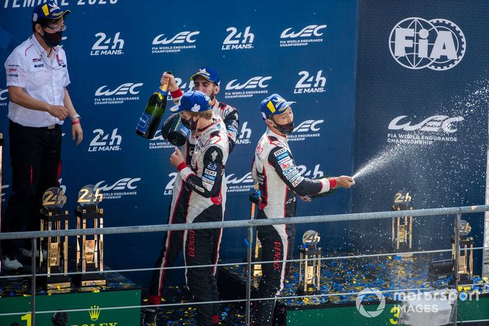 Podio: ganador #8 Toyota Gazoo Racing Toyota TS050: Sebastien Buemi, Kazuki Nakajima, Brendon Hartley