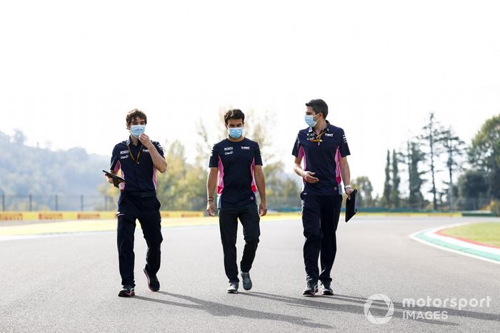 Sergio Pérez, Racing Point, recorre la pista con compañeros