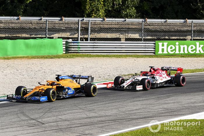 Carlos Sainz Jr., McLaren MCL35, Kimi Raikkonen, Alfa Romeo Racing C39 